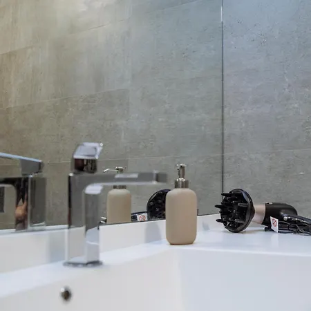 A Glass Paradise: Exclusive Flat At One Floreasca Appartement